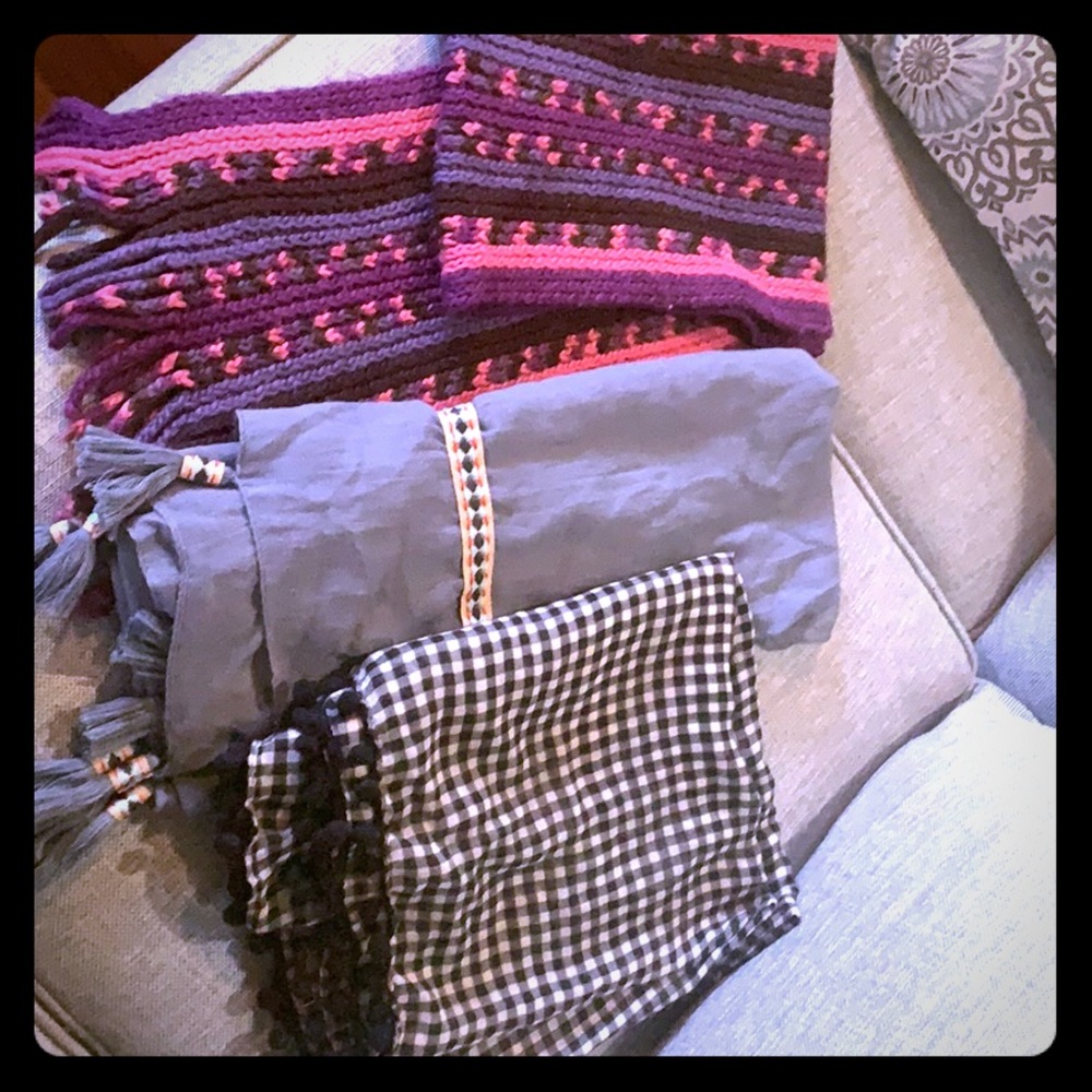 ⭐️B1G1FREE⭐️ Assorted scarf lot! 😊